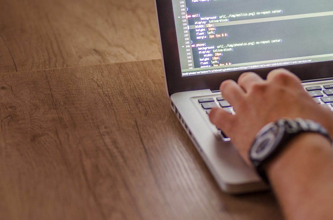 Pessoas usando computadores no trabalho